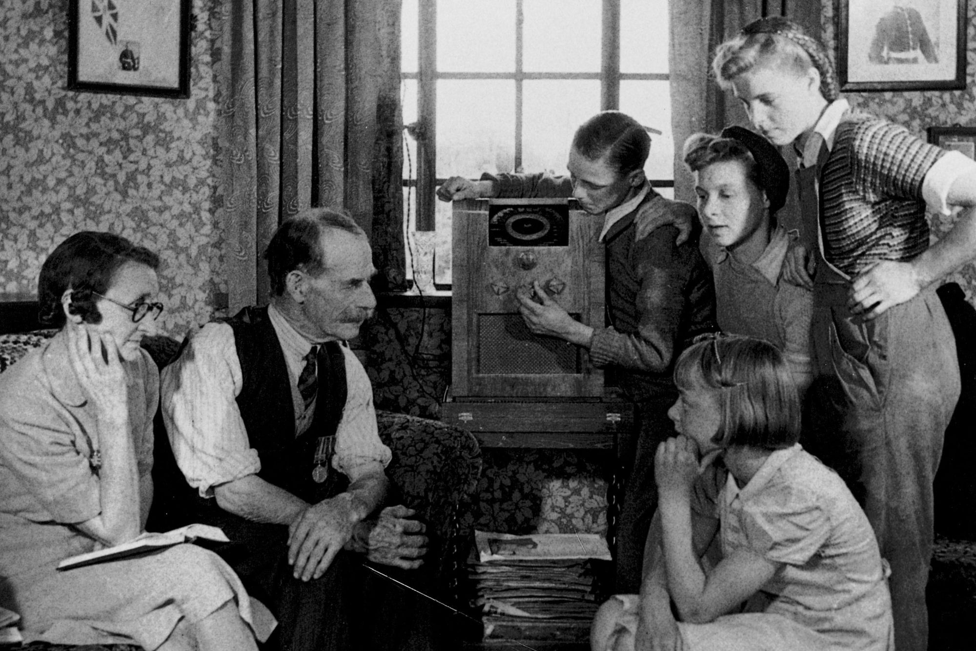 Зачем люди слушают. Радиовещание в послевоенные годы. Человек слушает. Человек слушает радио. Радио 1932.